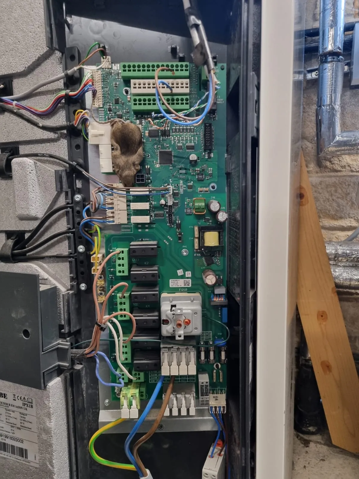 Heat pump PCB circuit board open for fault diagnostics